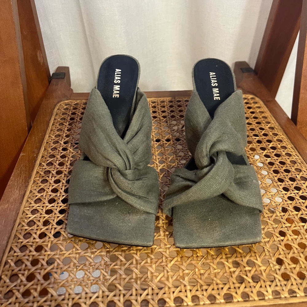 alias mae mule heel 🧩